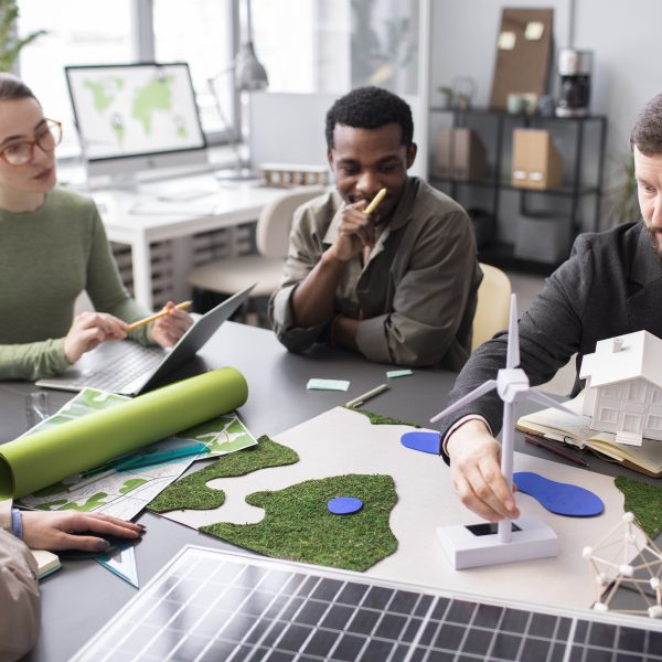 Três designers num estúdio moderno a colaborar