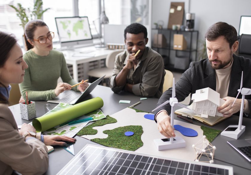 Três designers num estúdio moderno a colaborar